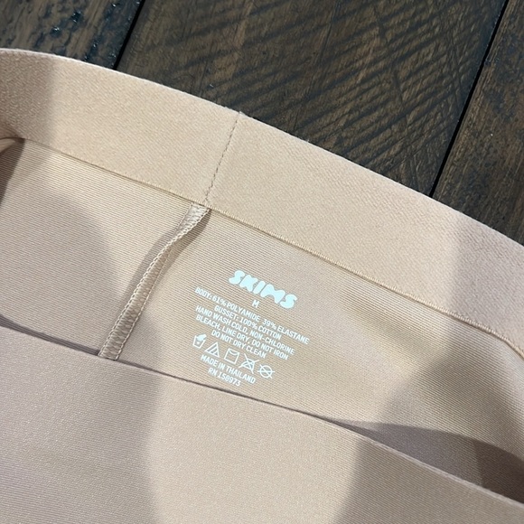 Skims Body High Waist Thong - Picture 5 of 6